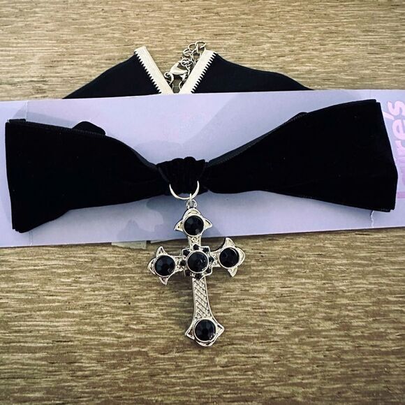 Black Velvet Silver Cross Goth Claire’s Choker Necklace - Picture 1 of 2